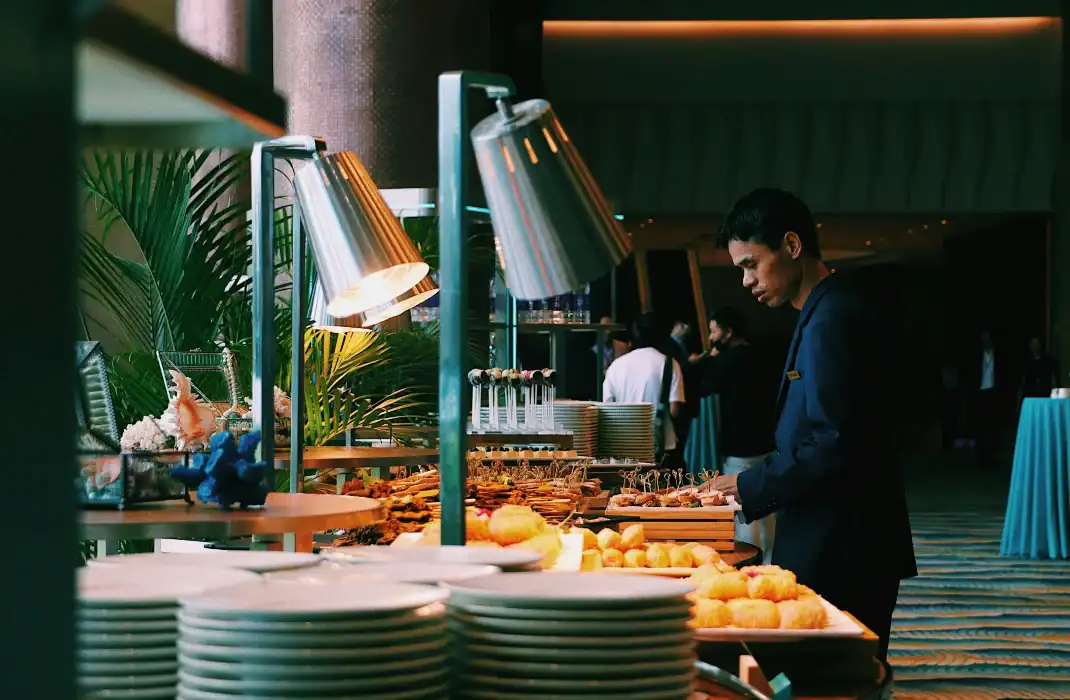 heat lamps covering food to keep the right temperature