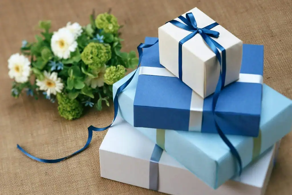 What Is An Appropriate Gift For An Engagement Party?