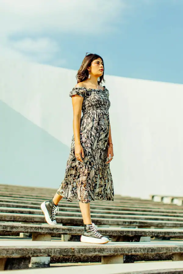 Woman in a comfortable and patterned dress and sneakers